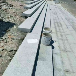 常德 芝麻白整石台阶，施工现场