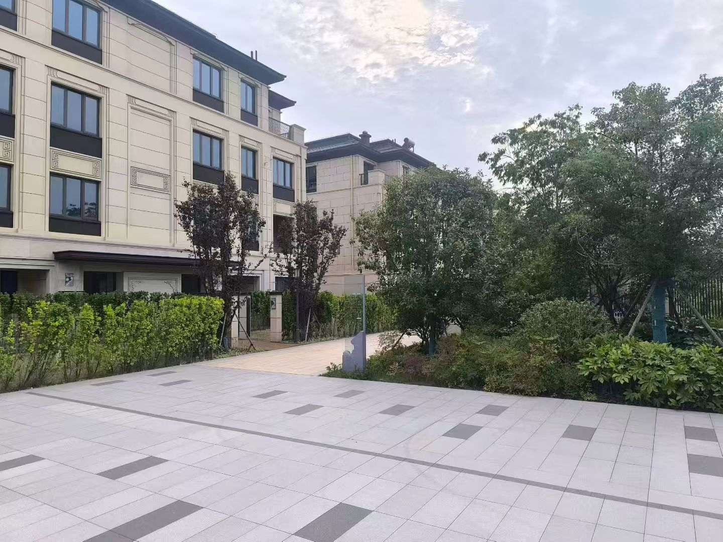 常德 芝麻白与芝麻白搭配铺装，尺寸1200*600