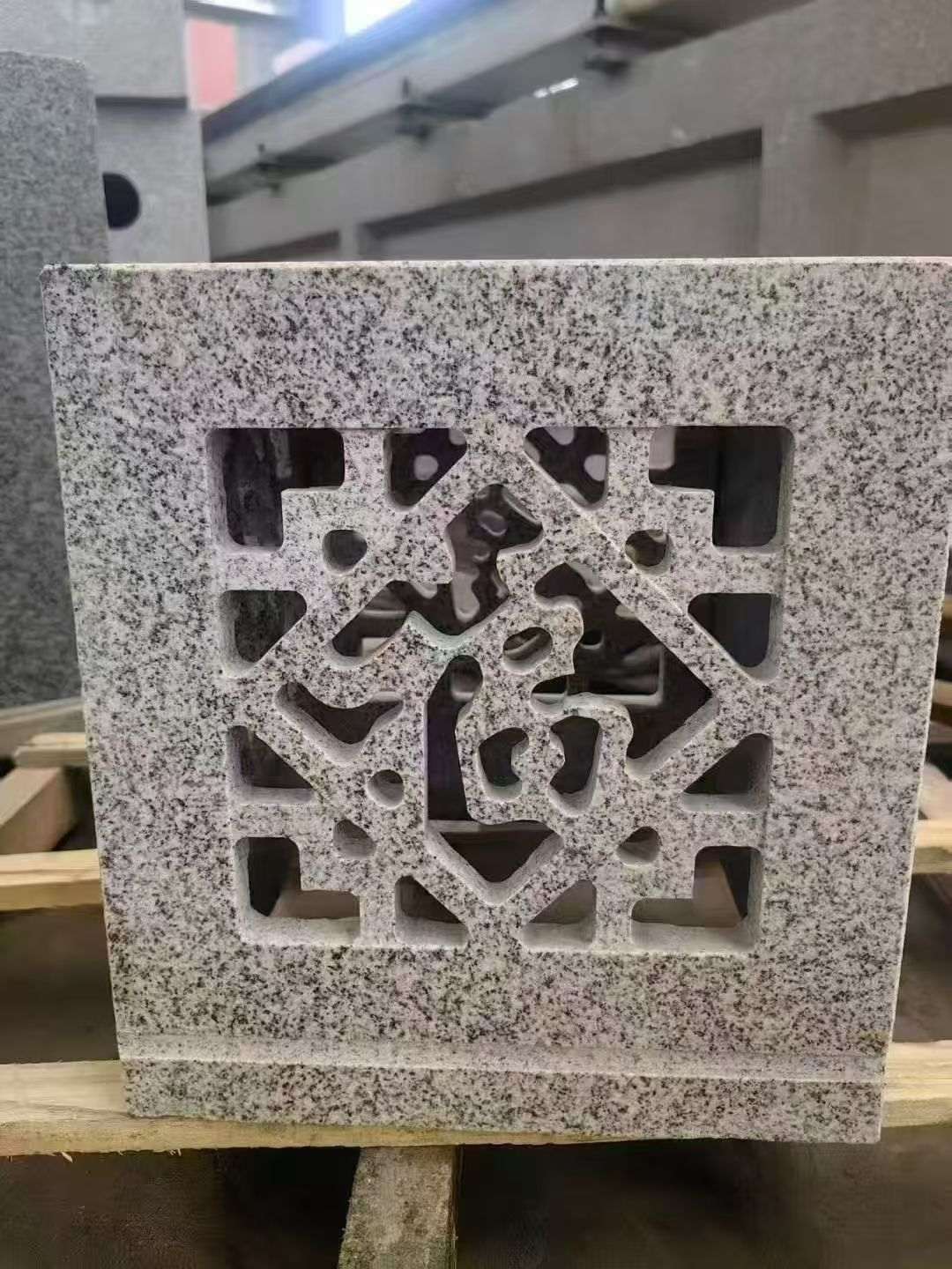 常德 芝麻白花岗岩镂空雕花灯笼